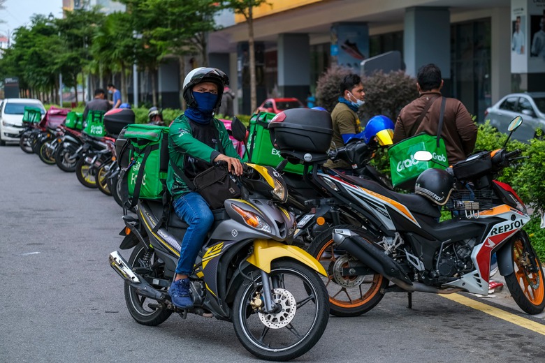 Tại Th&aacute;i Lan v&agrave; một số quốc gia, c&aacute;c ứng dụng giao h&agrave;ng kh&ocirc;ng coi bộ phận l&aacute;i xe giao h&agrave;ng l&agrave; nh&acirc;n vi&ecirc;n của c&ocirc;ng ty trong khi vẫn đưa ra nhiều y&ecirc;u cầu nhiệm vụ v&agrave; c&aacute;c quy định xử phạt. (Ảnh: HRM Asia)