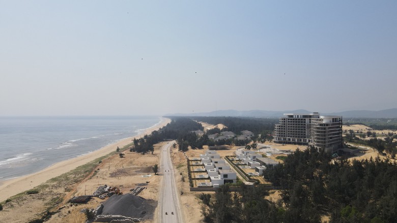 Gỡ khó thi công đường đẹp như tranh qua Quảng Bình- Ảnh 2. Gỡ khó thi công đường đẹp như tranh qua Quảng Bình- Ảnh 2.