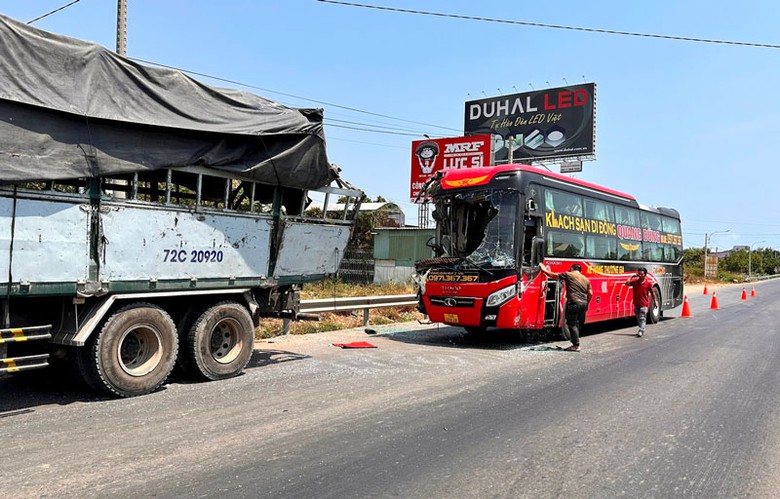 Hiện trường vụ tai nạn - Ảnh: L&ecirc; Ph&uacute;c.