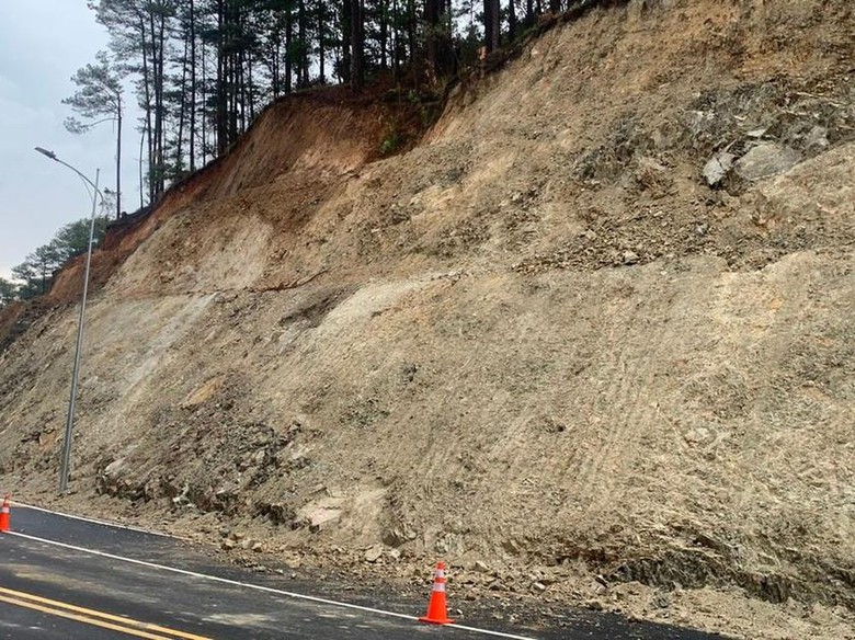 Mưa lớn k&eacute;o d&agrave;i, đ&egrave;o Prenn l&ecirc;n Đ&agrave; Lạt bị sạt lở- Ảnh 1.