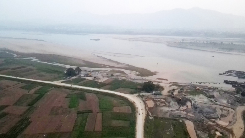 Xe chở c&aacute;t qu&aacute; tải từ bến kh&ocirc;ng ph&eacute;p quần thảo v&ugrave;ng gi&aacute;p ranh H&agrave; Nội - H&ograve;a B&igrave;nh- Ảnh 7.