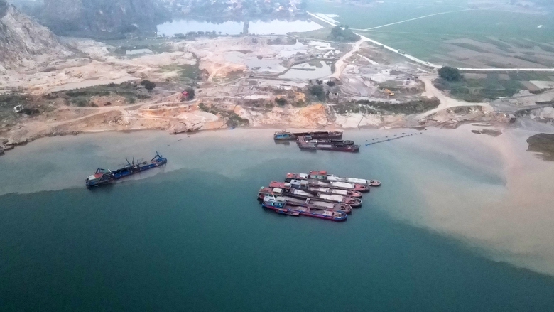 Xe chở c&aacute;t qu&aacute; tải từ bến kh&ocirc;ng ph&eacute;p quần thảo v&ugrave;ng gi&aacute;p ranh H&agrave; Nội - H&ograve;a B&igrave;nh- Ảnh 9.