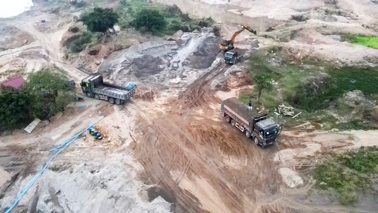 Xe chở c&aacute;t qu&aacute; tải từ bến kh&ocirc;ng ph&eacute;p quần thảo v&ugrave;ng gi&aacute;p ranh H&agrave; Nội - H&ograve;a B&igrave;nh- Ảnh 1.