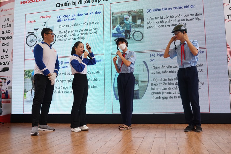 TP.HCM: S&ocirc;i động buổi tuy&ecirc;n truyền ATGT tại trường THCS Hậu Giang- Ảnh 3.