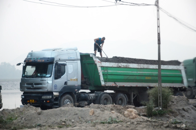 Xe chở c&aacute;t qu&aacute; tải từ bến kh&ocirc;ng ph&eacute;p quần thảo v&ugrave;ng gi&aacute;p ranh H&agrave; Nội - H&ograve;a B&igrave;nh- Ảnh 2.