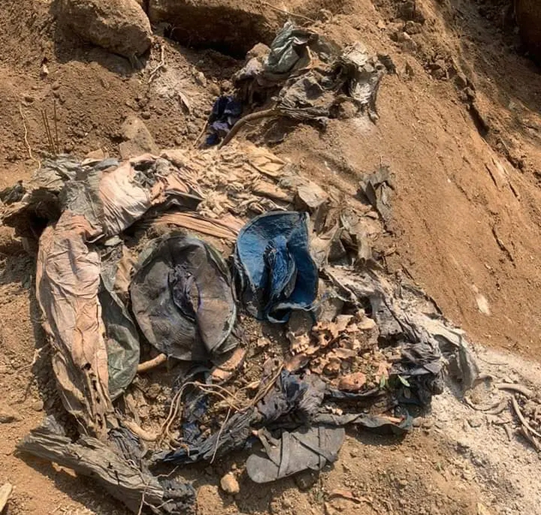 Đ&agrave;o đất l&agrave;m đường, c&ocirc;ng nh&acirc;n ph&aacute;t hiện h&agrave;i cốt liệt sĩ c&ugrave;ng nhiều di vật- Ảnh 1.