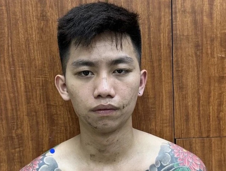 Tài xế 19 tuổi hất cảnh sát lên nắp capo ô tô chạy tốc độ cao, lạng lách khai nhận gì?- Ảnh 1. Tài xế 19 tuổi hất cảnh sát lên nắp capo ô tô chạy tốc độ cao, lạng lách khai nhận gì?- Ảnh 1.