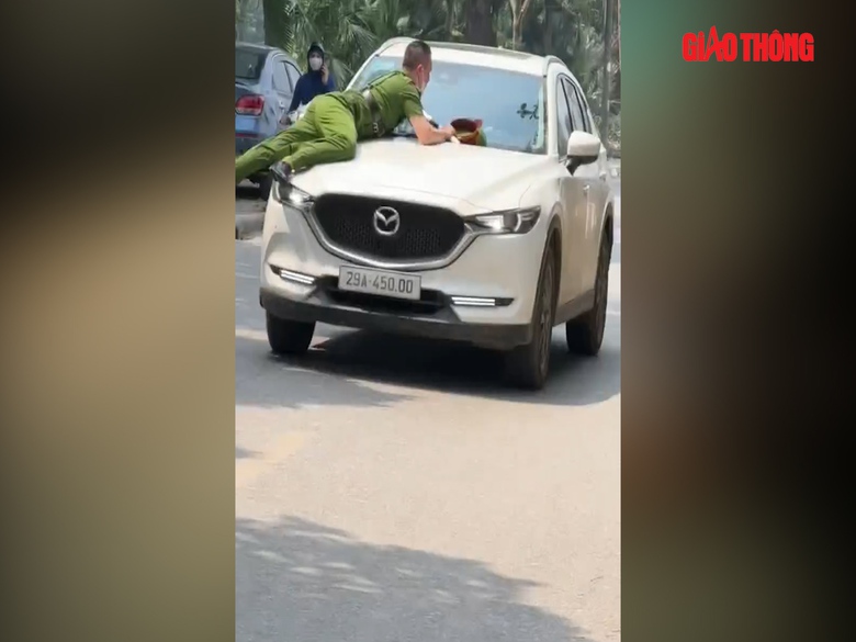 Kinh h&atilde;i cảnh l&aacute;i xe Mazda CX5 hất c&ocirc;ng an l&ecirc;n nắp capo rồi ph&oacute;ng 