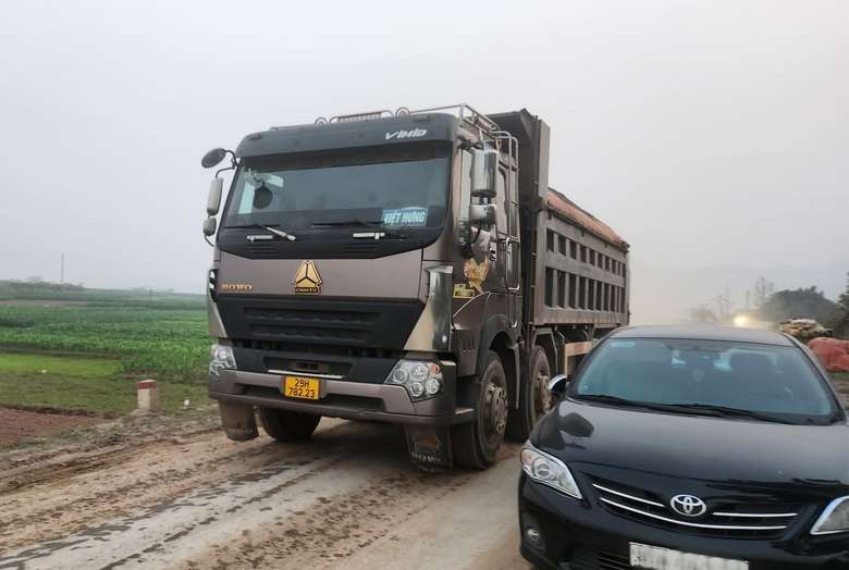 Xe chở c&aacute;t qu&aacute; tải từ bến kh&ocirc;ng ph&eacute;p quần thảo v&ugrave;ng gi&aacute;p ranh H&agrave; Nội - H&ograve;a B&igrave;nh- Ảnh 3.