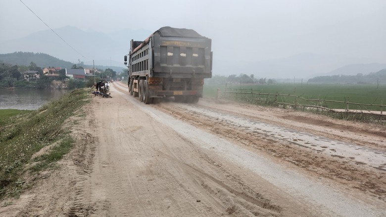 Xe chở c&aacute;t qu&aacute; tải từ bến kh&ocirc;ng ph&eacute;p quần thảo v&ugrave;ng gi&aacute;p ranh H&agrave; Nội - H&ograve;a B&igrave;nh- Ảnh 4.