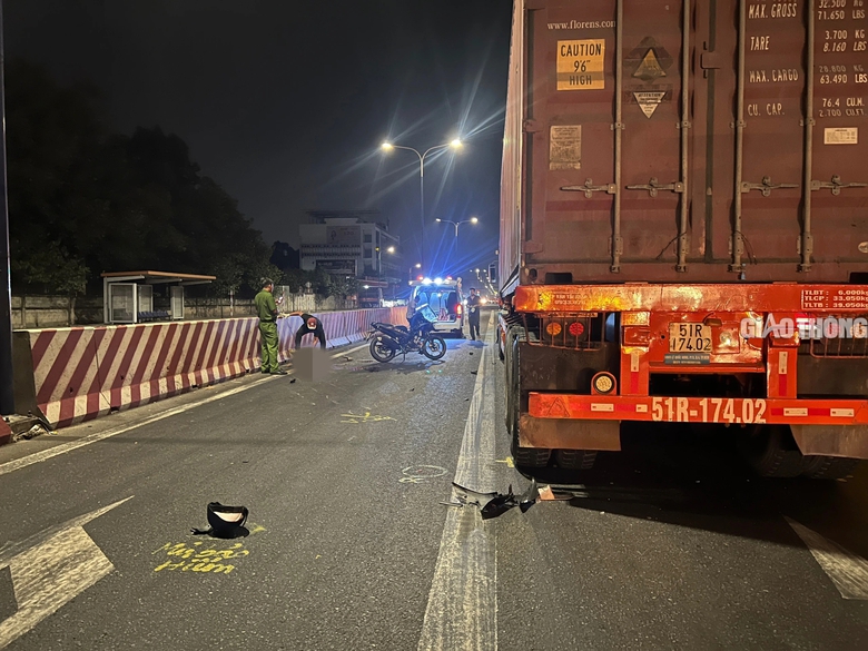 T&ocirc;ng v&agrave;o đu&ocirc;i xe container dừng đ&egrave;n đỏ, thanh ni&ecirc;n đi xe m&aacute;y tử vong- Ảnh 1.