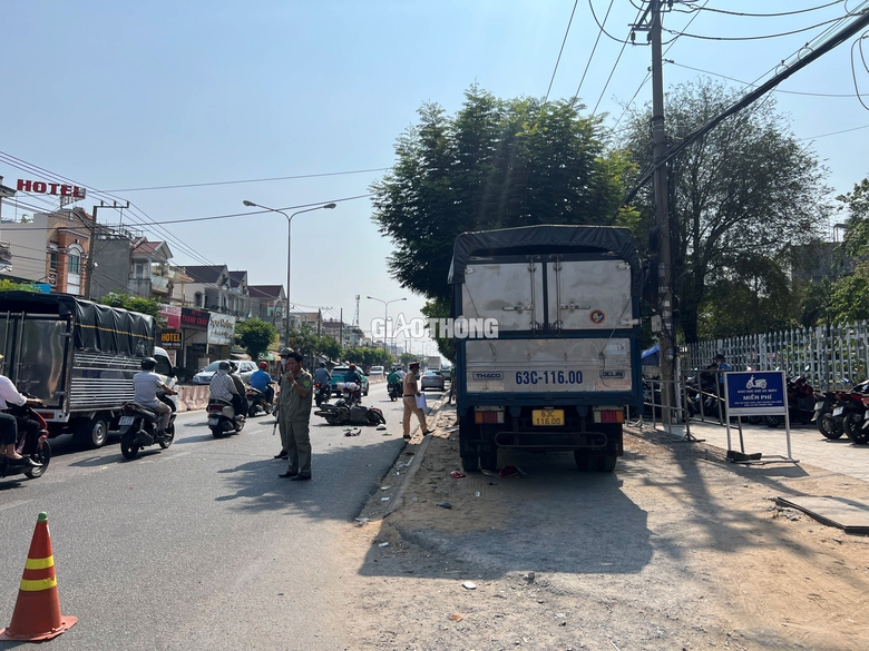 T&ocirc;ng v&agrave;o xe tải đang đậu tr&ecirc;n vỉa h&egrave;, người phụ nữ đi xe m&aacute;y tử vong- Ảnh 1.