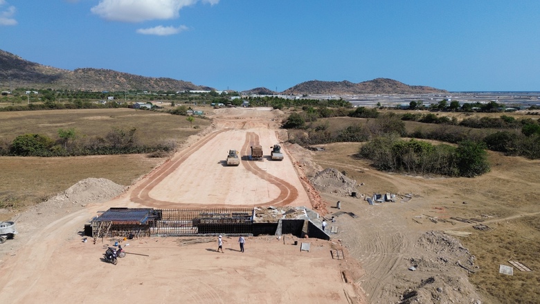 Tăng tốc thi c&ocirc;ng đường v&agrave;nh đai ph&iacute;a Bắc Ninh Thuận- Ảnh 1.