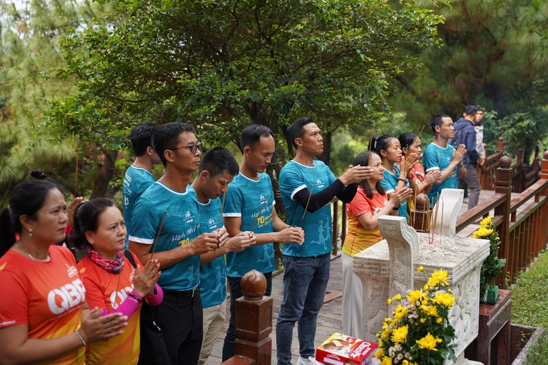 10 VĐV nhận kỷ vật, bắt đầu h&agrave;nh tr&igrave;nh chạy tiếp sức Quảng B&igrave;nh - Điện Bi&ecirc;n- Ảnh 3.
