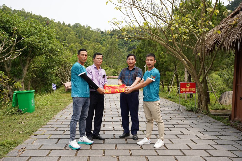 10 VĐV nhận kỷ vật, bắt đầu h&agrave;nh tr&igrave;nh chạy tiếp sức Quảng B&igrave;nh - Điện Bi&ecirc;n- Ảnh 4.