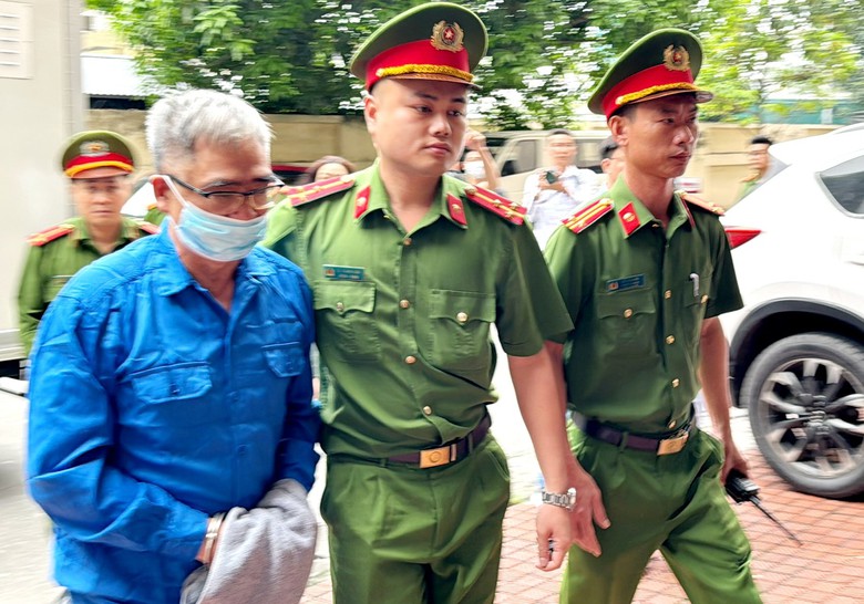 Cựu Gi&aacute;m đốc C&ocirc;ng an Hải Ph&ograve;ng Đỗ Hữu Ca v&agrave; c&aacute;c bị c&aacute;o được dẫn giải tới t&ograve;a- Ảnh 1.
