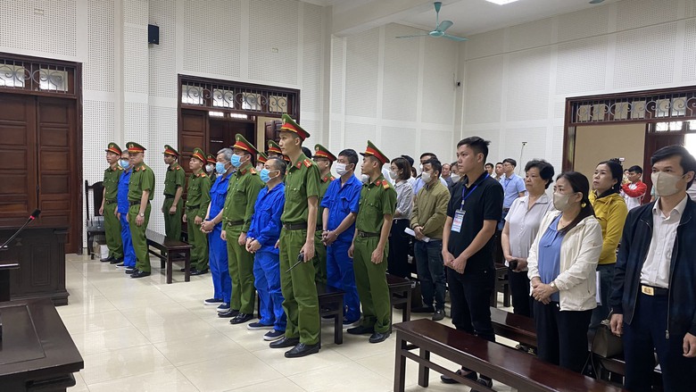 Cựu Gi&aacute;m đốc C&ocirc;ng an Hải Ph&ograve;ng Đỗ Hữu Ca v&agrave; c&aacute;c bị c&aacute;o được dẫn giải tới t&ograve;a- Ảnh 2.