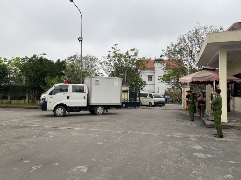 Cựu Gi&aacute;m đốc C&ocirc;ng an Hải Ph&ograve;ng Đỗ Hữu Ca v&agrave; c&aacute;c bị c&aacute;o được dẫn giải tới t&ograve;a- Ảnh 5.