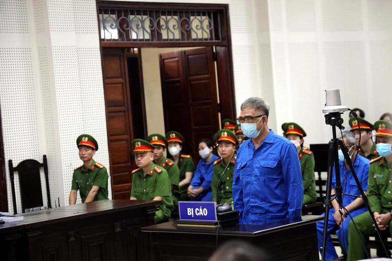 Cựu Gi&aacute;m đốc C&ocirc;ng an Hải Ph&ograve;ng Đỗ Hữu Ca v&agrave; c&aacute;c bị c&aacute;o được dẫn giải tới t&ograve;a- Ảnh 4.
