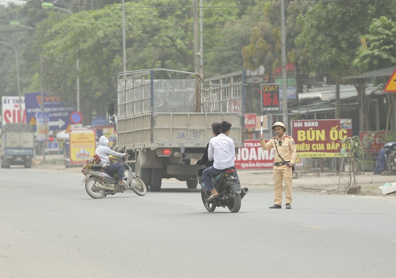CSGT xử phạt h&agrave;ng loạt học sinh "đầu trần", ph&oacute;ng xe m&aacute;y đến trường- Ảnh 1.