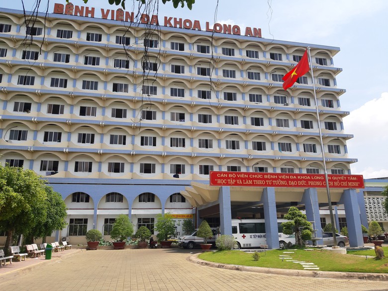 Nh&acirc;n vi&ecirc;n Bệnh viện Long An bị nh&oacute;m người lạ h&agrave;nh hung- Ảnh 1.