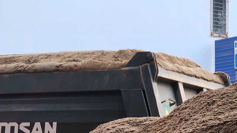 Xe qu&aacute; tải lộng h&agrave;nh tr&ecirc;n quốc lộ ở Đắk Lắk: Kiểm tra đầu mối bốc, xếp h&agrave;ng- Ảnh 4.