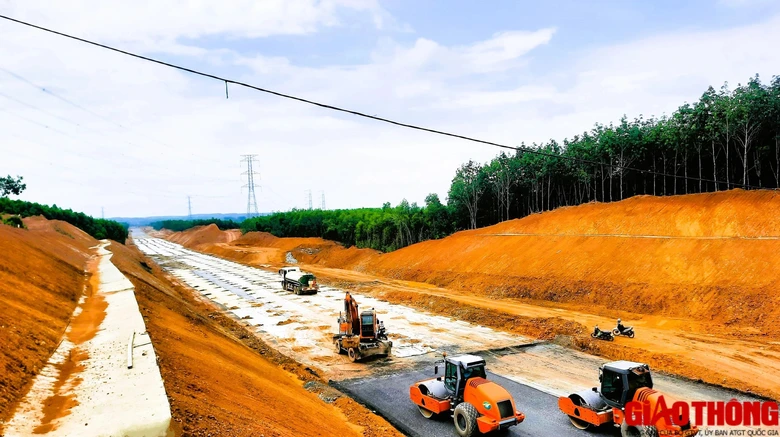 Mở rộng đường song h&agrave;nh dự &aacute;n cao tốc Vạn Ninh - Cam Lộ- Ảnh 1.