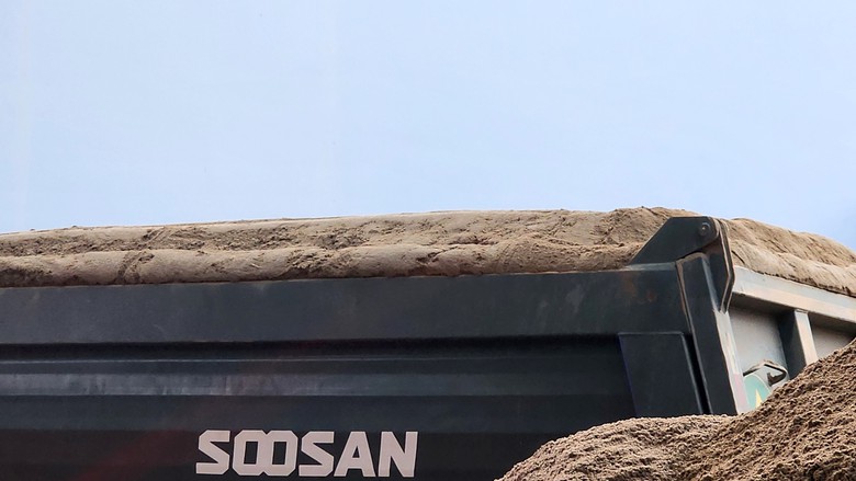 Xe qu&aacute; tải lộng h&agrave;nh tr&ecirc;n quốc lộ ở Đắk Lắk: Kiểm tra đầu mối bốc, xếp h&agrave;ng- Ảnh 3.