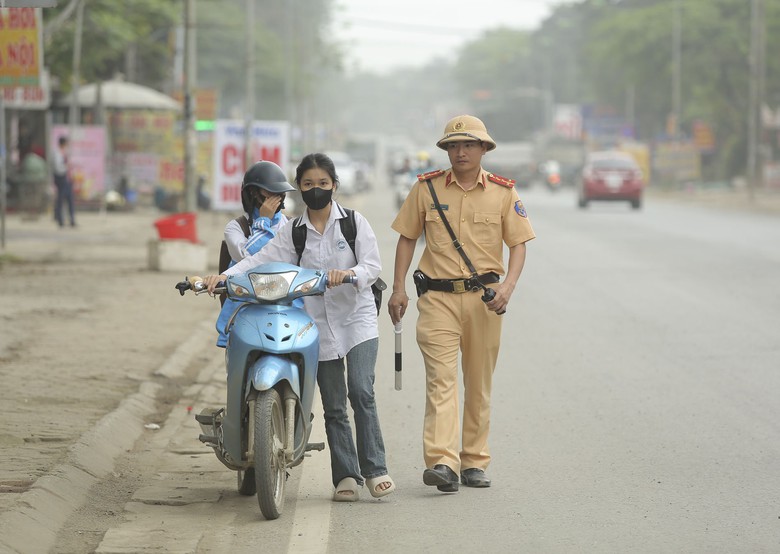 CSGT xử phạt h&agrave;ng loạt học sinh "đầu trần", ph&oacute;ng xe m&aacute;y đến trường- Ảnh 7.