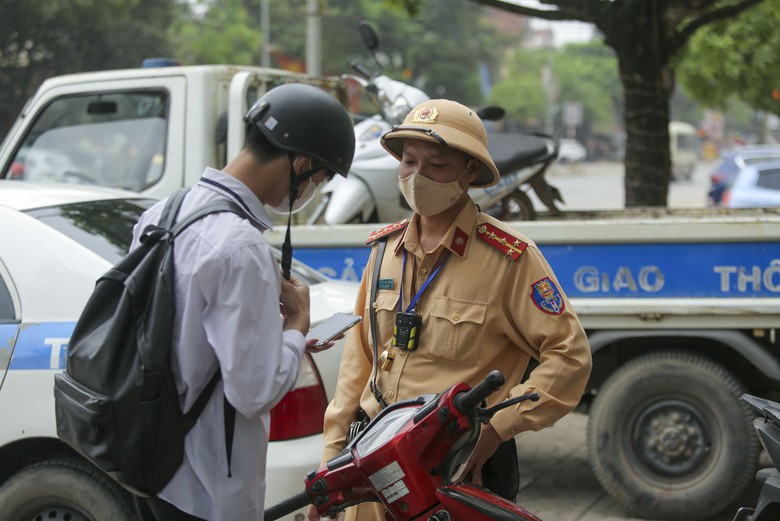 CSGT xử phạt h&agrave;ng loạt học sinh "đầu trần", ph&oacute;ng xe m&aacute;y đến trường- Ảnh 9.