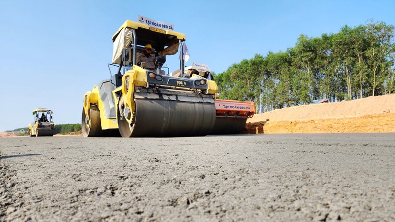 Thảm mẻ cấp phối đá dăm đầu tiên trên cao tốc Quảng Ngãi - Hoài Nhơn- Ảnh 11. Thảm mẻ cấp phối đá dăm đầu tiên trên cao tốc Quảng Ngãi - Hoài Nhơn- Ảnh 11.