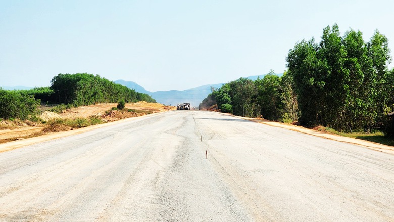 Thảm mẻ cấp phối đá dăm đầu tiên trên cao tốc Quảng Ngãi - Hoài Nhơn- Ảnh 13. Thảm mẻ cấp phối đá dăm đầu tiên trên cao tốc Quảng Ngãi - Hoài Nhơn- Ảnh 13.