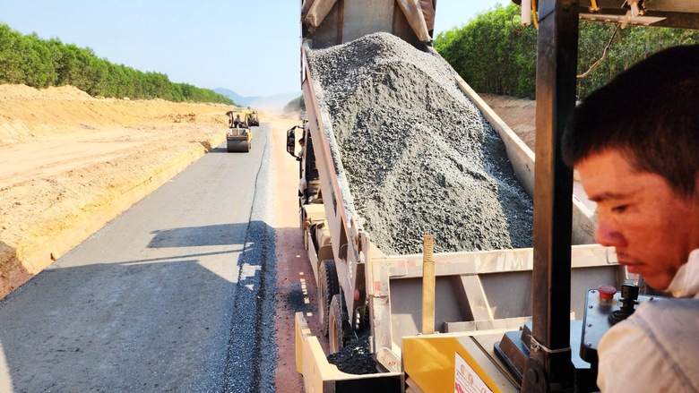 Thảm mẻ cấp phối đá dăm đầu tiên trên cao tốc Quảng Ngãi - Hoài Nhơn- Ảnh 2. Thảm mẻ cấp phối đá dăm đầu tiên trên cao tốc Quảng Ngãi - Hoài Nhơn- Ảnh 2.
