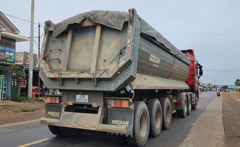 Xe qu&aacute; tải lộng h&agrave;nh tr&ecirc;n quốc lộ ở Đắk Lắk: Kiểm tra đầu mối bốc, xếp h&agrave;ng- Ảnh 5.