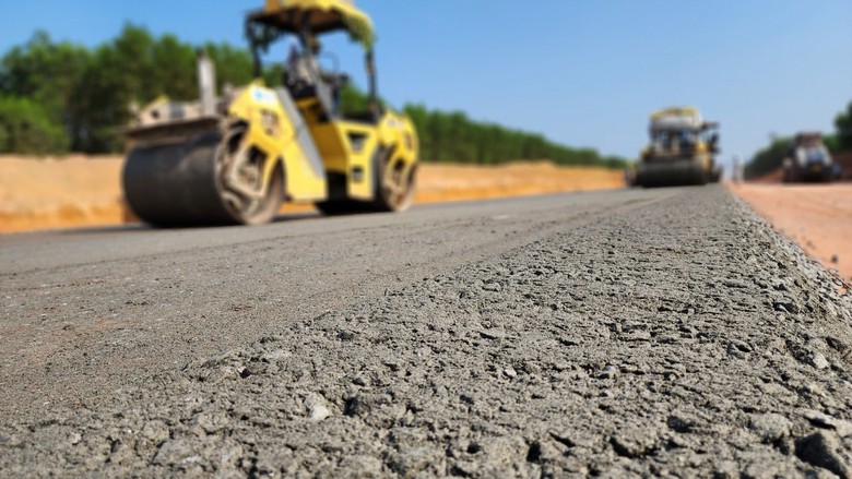 Thảm mẻ cấp phối đá dăm đầu tiên trên cao tốc Quảng Ngãi - Hoài Nhơn- Ảnh 3. Thảm mẻ cấp phối đá dăm đầu tiên trên cao tốc Quảng Ngãi - Hoài Nhơn- Ảnh 3.