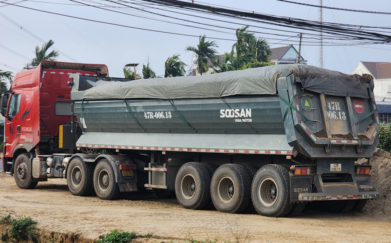 Xe qu&aacute; tải lộng h&agrave;nh tr&ecirc;n quốc lộ ở Đắk Lắk: Kiểm tra đầu mối bốc, xếp h&agrave;ng- Ảnh 6.