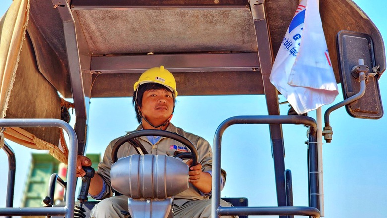 Thảm mẻ cấp phối đá dăm đầu tiên trên cao tốc Quảng Ngãi - Hoài Nhơn- Ảnh 6. Thảm mẻ cấp phối đá dăm đầu tiên trên cao tốc Quảng Ngãi - Hoài Nhơn- Ảnh 6.