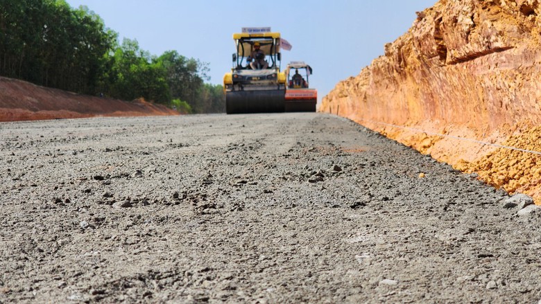 Thảm mẻ cấp phối đá dăm đầu tiên trên cao tốc Quảng Ngãi - Hoài Nhơn- Ảnh 7. Thảm mẻ cấp phối đá dăm đầu tiên trên cao tốc Quảng Ngãi - Hoài Nhơn- Ảnh 7.