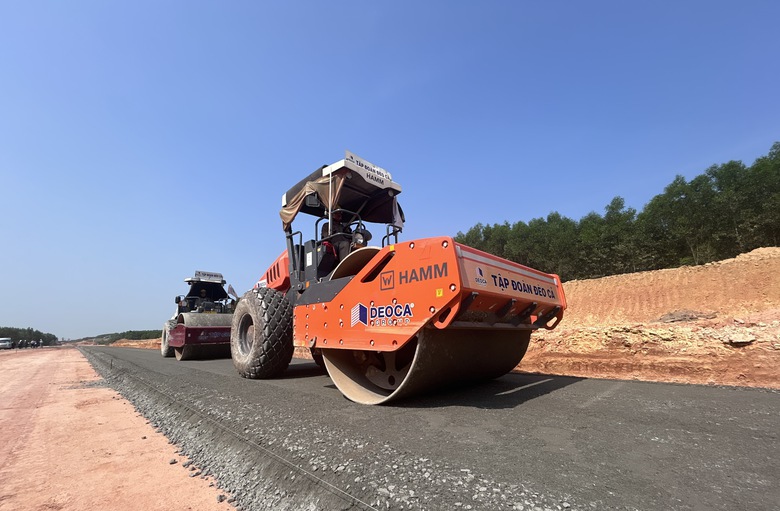 Thảm mẻ cấp phối đá dăm đầu tiên trên cao tốc Quảng Ngãi - Hoài Nhơn- Ảnh 8. Thảm mẻ cấp phối đá dăm đầu tiên trên cao tốc Quảng Ngãi - Hoài Nhơn- Ảnh 8.