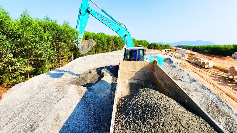 Thảm mẻ cấp phối đá dăm đầu tiên trên cao tốc Quảng Ngãi - Hoài Nhơn- Ảnh 9. Thảm mẻ cấp phối đá dăm đầu tiên trên cao tốc Quảng Ngãi - Hoài Nhơn- Ảnh 9.