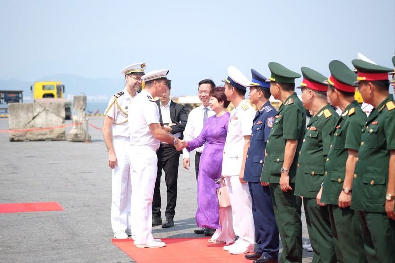 Cận cảnh tàu Hải quân Pháp vừa cập cảng Tiên Sa- Ảnh 3. Cận cảnh tàu Hải quân Pháp vừa cập cảng Tiên Sa- Ảnh 3.