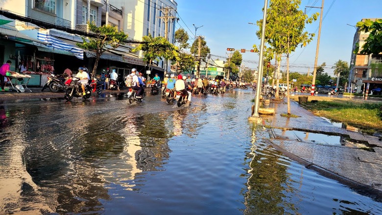 Đang hạn h&aacute;n, người d&acirc;n ở Tiền Giang sống chung với ngập- Ảnh 4.
