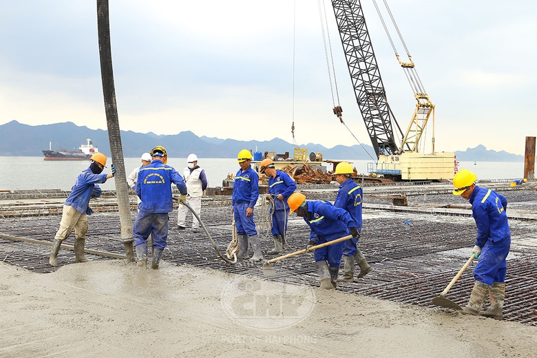 Dự kiến đưa vào khai thác tạm bến số 3 cảng Lạch Huyện trong quý IV/2024- Ảnh 1. Dự kiến đưa vào khai thác tạm bến số 3 cảng Lạch Huyện trong quý IV/2024- Ảnh 1.