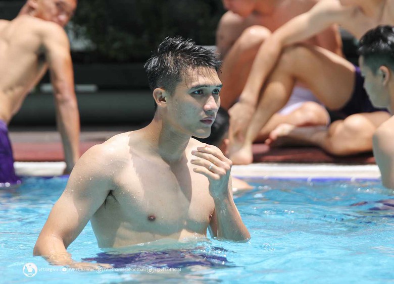 D&agrave;n sao U23 Việt Nam &ldquo;đốt mắt&rdquo; fan nữ với m&agrave;n khoe 6 m&uacute;i chuẩn nam thần- Ảnh 4.