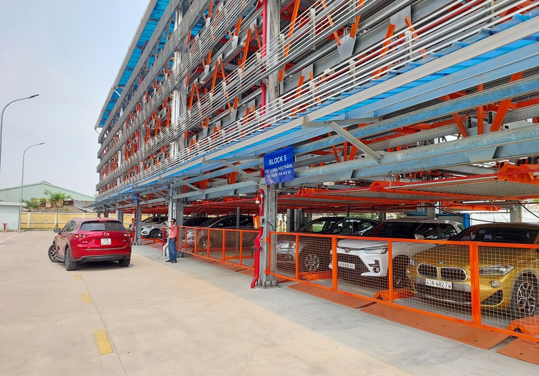 Đ&agrave; Nẵng: B&atilde;i xe th&ocirc;ng minh đ&igrave;u hiu, xe đỗ tr&aacute;i ph&eacute;p tr&agrave;n đường- Ảnh 2.