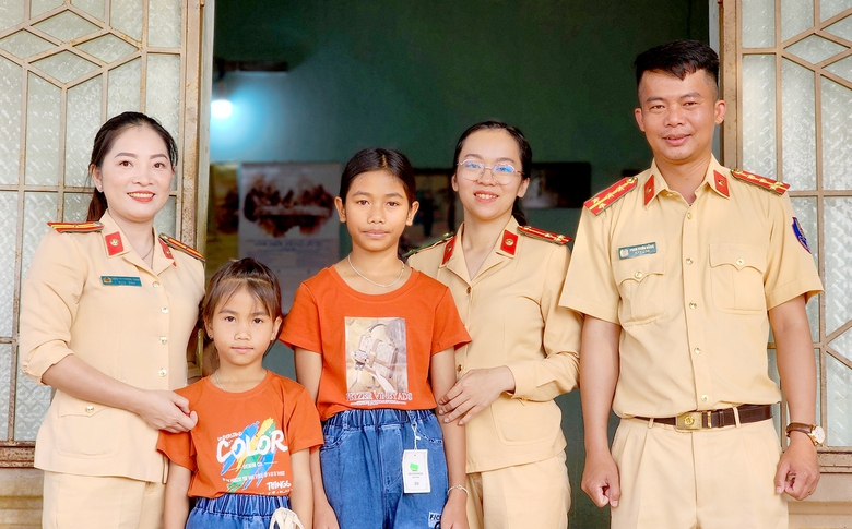 Những người cha, người mẹ đặc biệt của trẻ mồ c&ocirc;i- Ảnh 1.