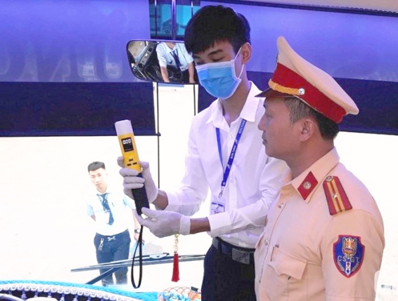 Mật phục bắt 2 đối tượng trốn n&atilde; tr&ecirc;n xe kh&aacute;ch- Ảnh 1.