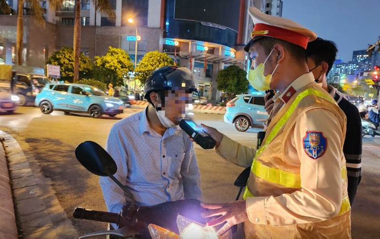 Thủ tướng y&ecirc;u cầu Bộ C&ocirc;ng an chỉ đạo tăng cường c&ocirc;ng t&aacute;c tuần tra, kiểm so&aacute;t, xử l&yacute; nghi&ecirc;m c&aacute;c h&agrave;nh vi vi phạm trật tự, an to&agrave;n giao th&ocirc;ng.