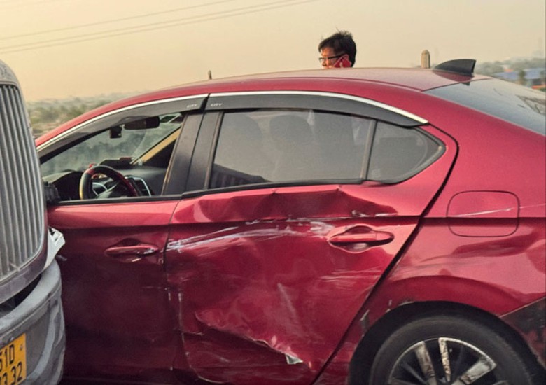 Xe 5 chỗ ngồi bị hư hỏng nặng b&ecirc;n h&ocirc;ng tr&aacute;i.