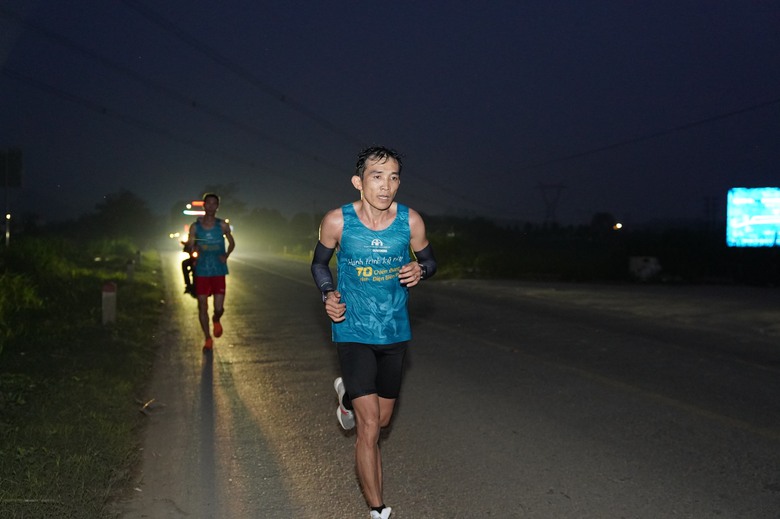 Giải Marathon V&igrave; An to&agrave;n giao th&ocirc;ng: Chạy 70 giờ xuy&ecirc;n đ&ecirc;m, vượt dốc đến Điện Bi&ecirc;n- Ảnh 2.